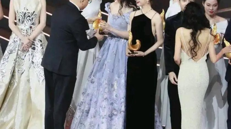 朱珠五一草地烧烤造型获赞，绝美松弛感拉满引热议